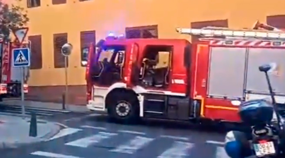 Dos bomberos heridos durante la extinción de un incendio en un local