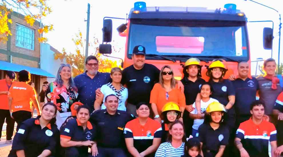 Bomberos de Fernández Oro presentan su nuevo camión cisterna