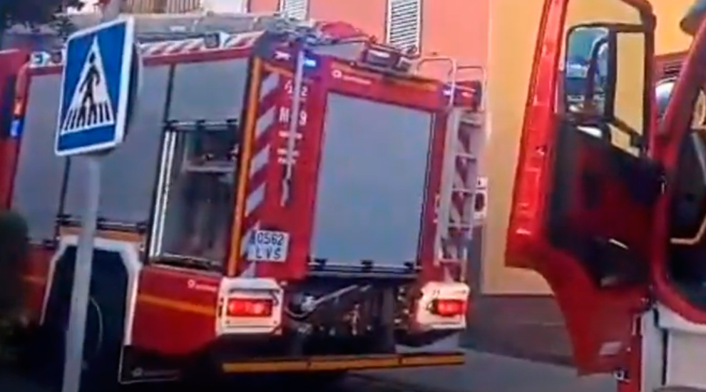 Dos bomberos heridos durante la extinción de un incendio en un local