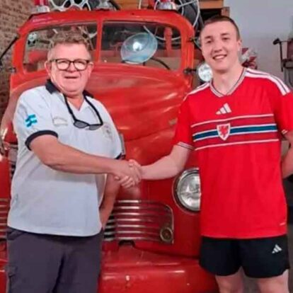 Gaiman: Un bombero galés visitó el cuartel de Bomberos local