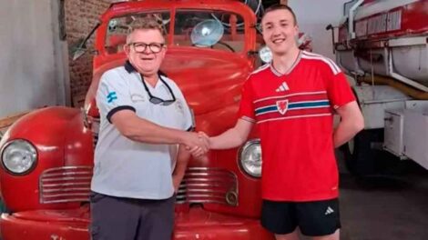 Gaiman: Un bombero galés visitó el cuartel de Bomberos local