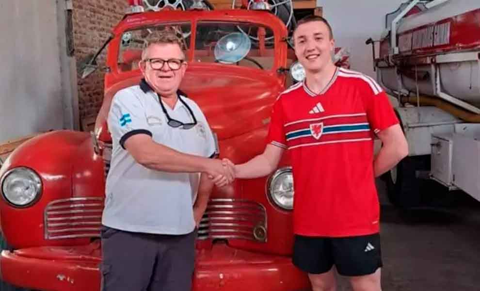 Gaiman: Un bombero galés visitó el cuartel de Bomberos local