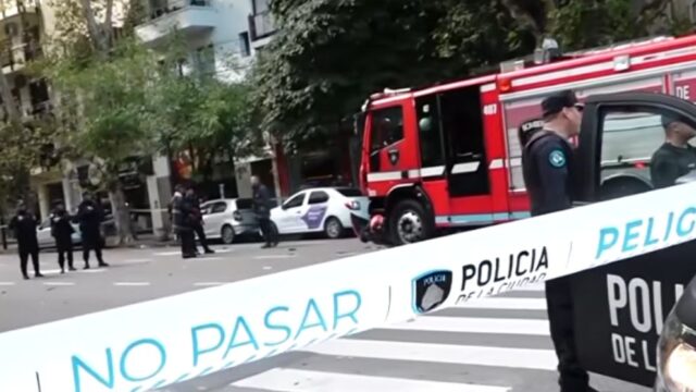 Camión de bomberos chocó contra un motociclista mientras acudía a un incendio