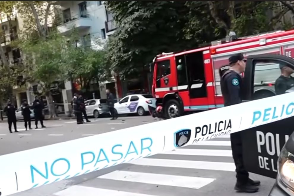 Camión de bomberos chocó contra un motociclista mientras acudía a un incendio