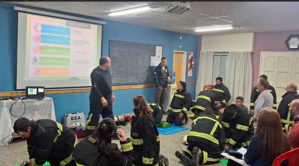 Salliqueló: Bomberos se actualizaron en RCP y uso de DEA