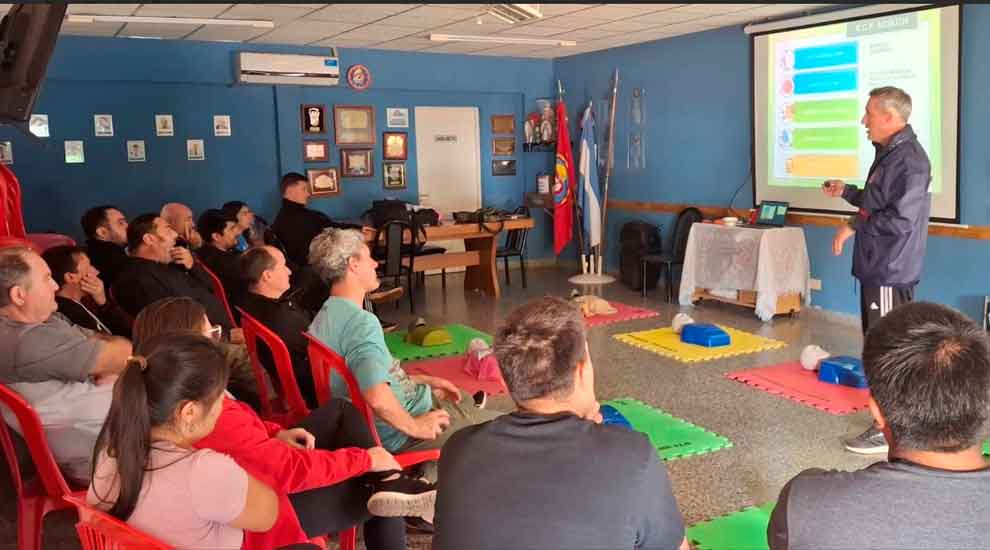 Salliqueló: Bomberos se actualizaron en RCP y uso de DEA