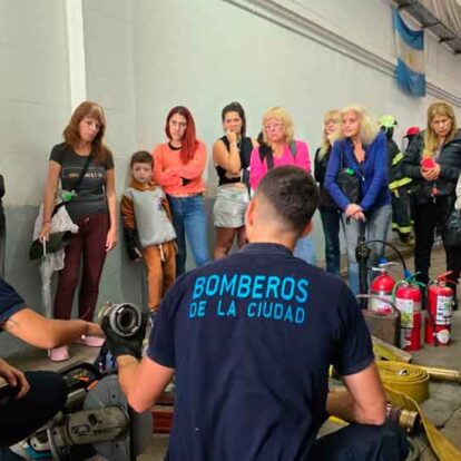 Vecinos conocieron la tecnología y labor operativa del Cuerpo de Bomberos