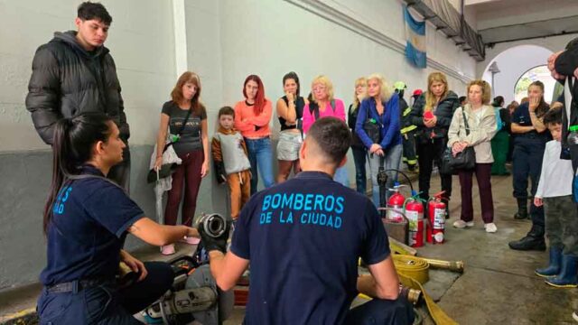 Vecinos conocieron la tecnología y labor operativa del Cuerpo de Bomberos