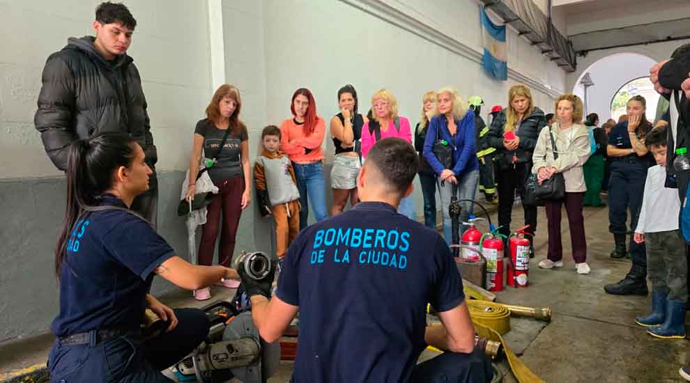 Vecinos conocieron la tecnología y labor operativa del Cuerpo de Bomberos