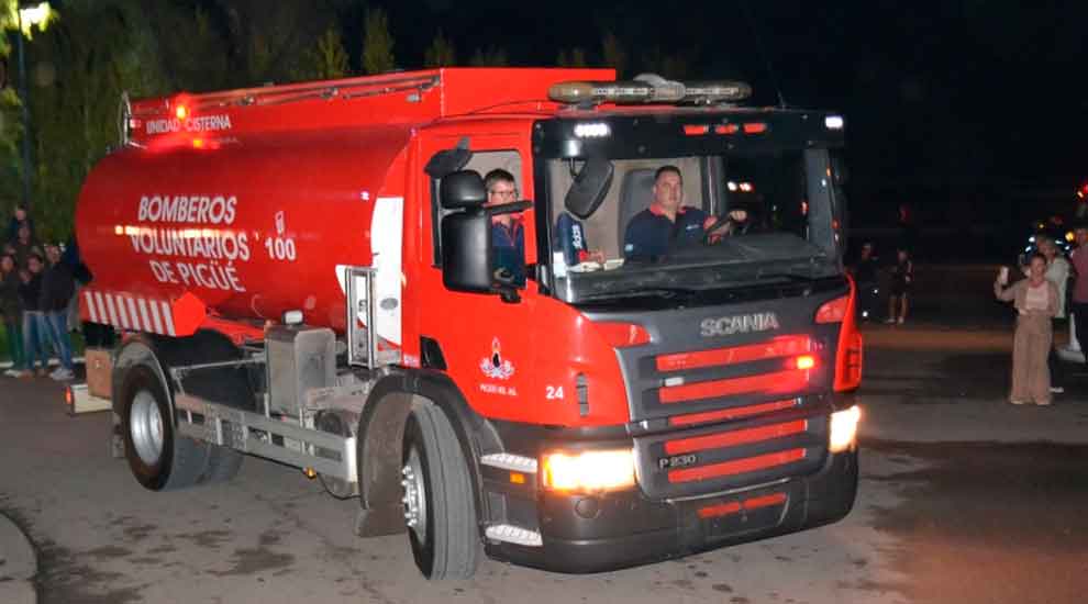 Pigüé: Bomberos incorporaron un camión cisterna de 13.000 litros