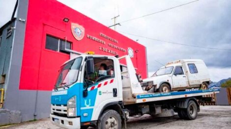 Vehículos en desuso se convierten en simuladores de rescate para bomberos