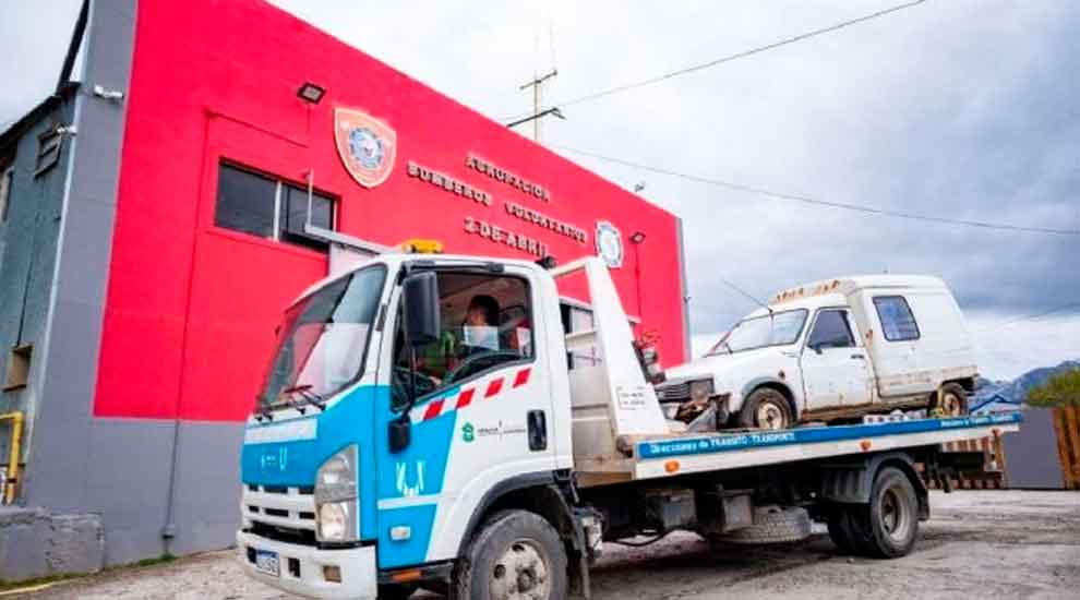 Vehículos en desuso se convierten en simuladores de rescate para bomberos