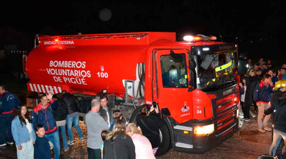 Pigüé: Bomberos incorporaron un camión cisterna de 13.000 litros