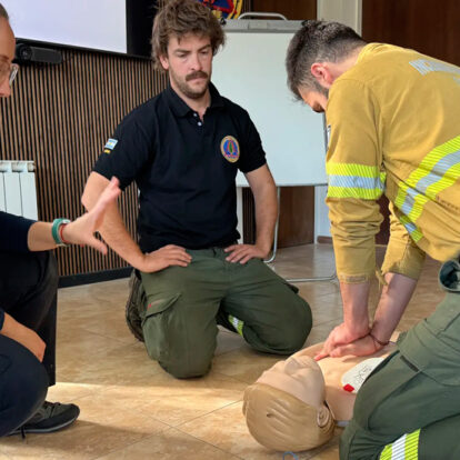 Bomberos capacitaron a brigadistas del SPLIF en primeros auxilios agrestes