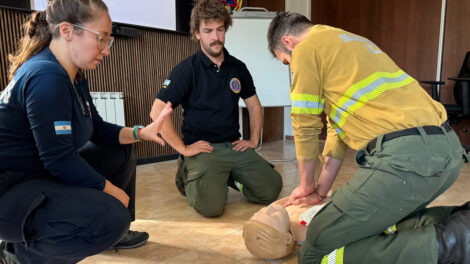 Bomberos capacitaron a brigadistas del SPLIF en primeros auxilios agrestes