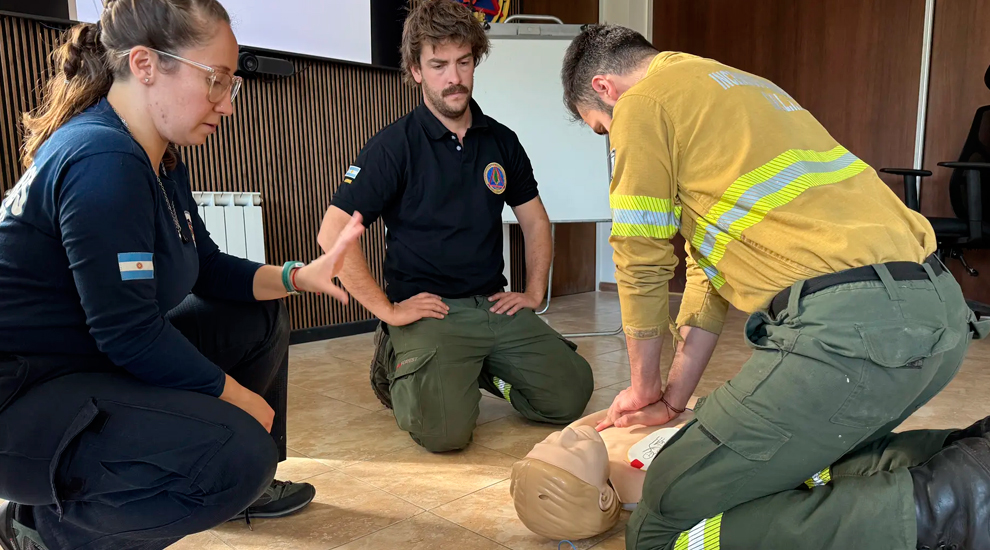Bomberos capacitaron a brigadistas del SPLIF en primeros auxilios agrestes