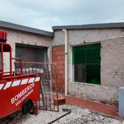 Bomberos de Monte Buey avanzan en la finalización de su sala de reuniones y oficinas administrativas en el inmueble donado lindero al cuartel.