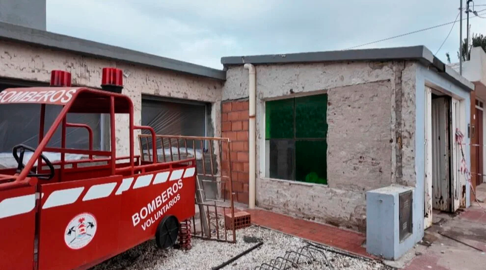 Bomberos de Monte Buey avanzan en la finalización de su sala de reuniones y oficinas administrativas en el inmueble donado lindero al cuartel.
