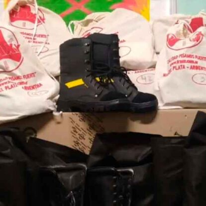 Los Scouts donaron borcegos forestales a los Bomberos