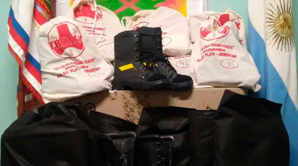 Los Scouts donaron borcegos forestales a los Bomberos