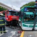 Violento choque entre un colectivo de la línea 22 y un camión de bomberos