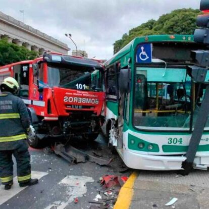 Violento choque entre un colectivo de la línea 22 y un camión de bomberos