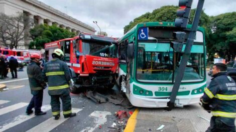 Violento choque entre un colectivo de la línea 22 y un camión de bomberos