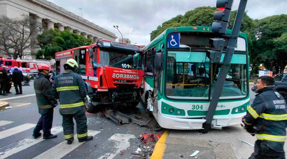 Violento choque entre un colectivo de la línea 22 y un camión de bomberos