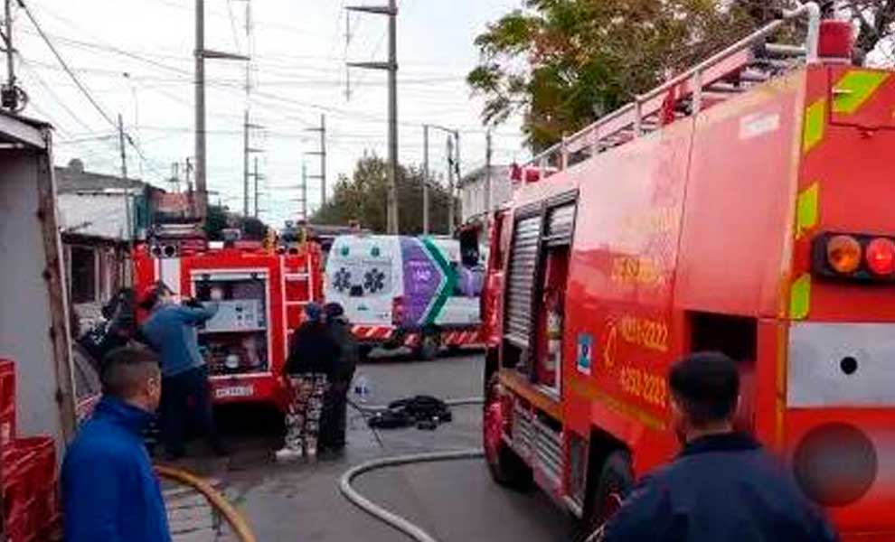 Dos bomberos debieron recibir asistencia médica por descompensaciones