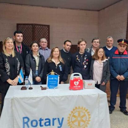 Rotary entregó un desfibrilador y equipos de oxígeno a Bomberos