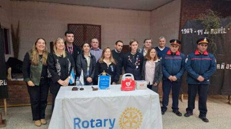 Rotary entregó un desfibrilador y equipos de oxígeno a Bomberos