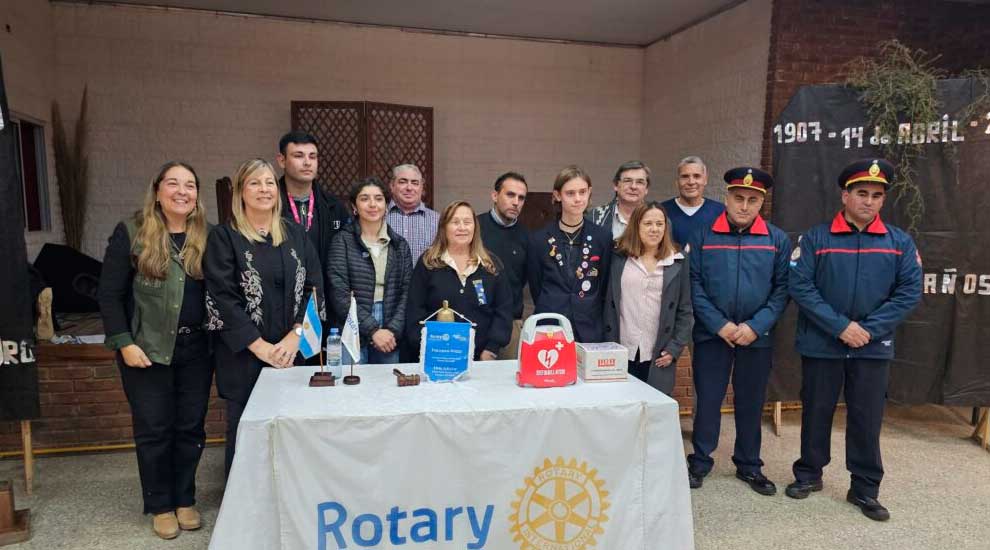 Rotary entregó un desfibrilador y equipos de oxígeno a Bomberos