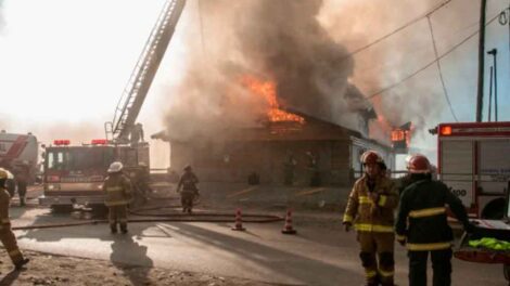 Dos bomberos hospitalizados y pérdidas totales por un incendio en el Hotel Huemul