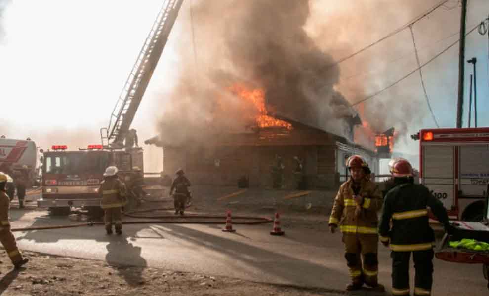 Dos bomberos hospitalizados y pérdidas totales por un incendio en el Hotel Huemul