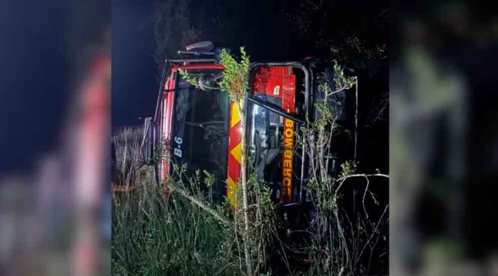 Un camión de Bomberos cayó a un barranco de 50 metros en la región de Los Ríos