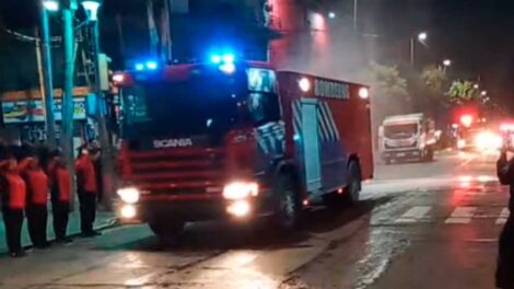 Bomberos presentaron una moderna unidad cisterna Scania