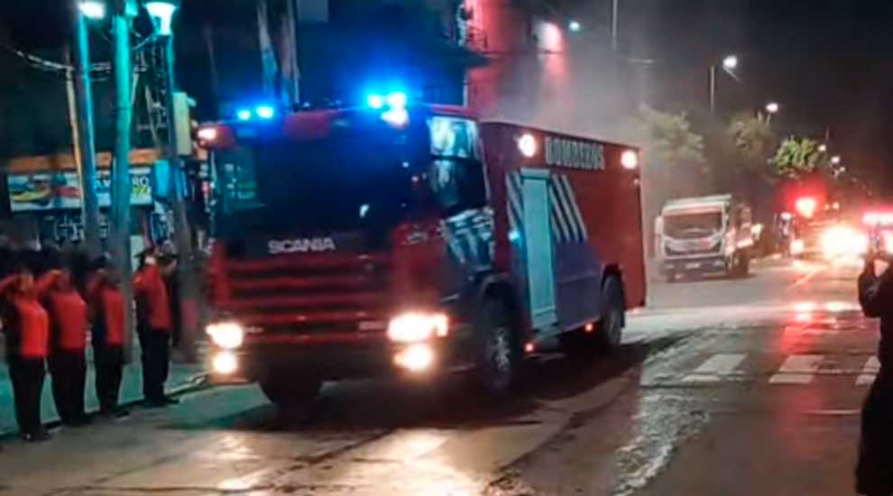 Bomberos presentaron una moderna unidad cisterna Scania