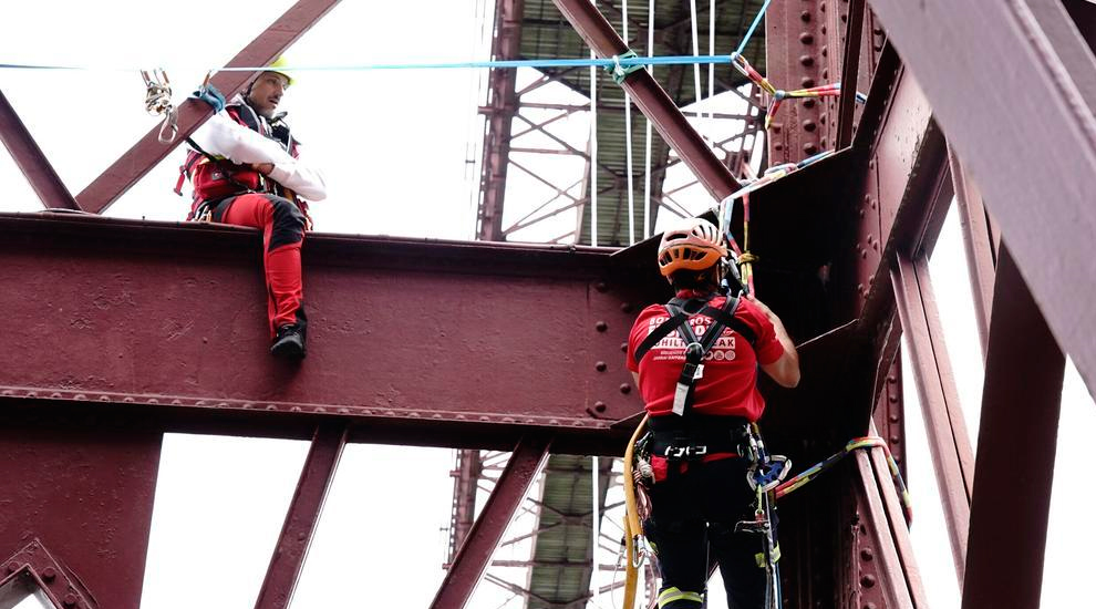 El Puente Colgante fue escenario de un pionero simulacro de rescate en altura