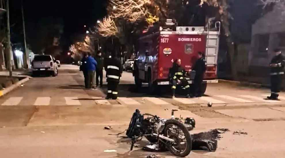 Un motociclista resultó gravemente herido tras colisionar con una autobomba