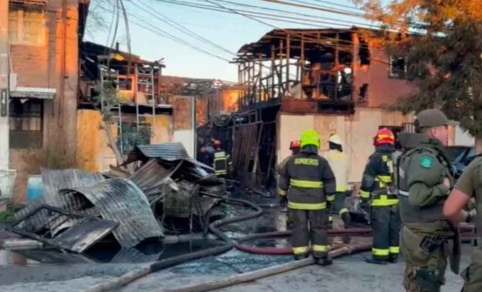 Incendio afecta domicilio de un bombero en Quinta Normal