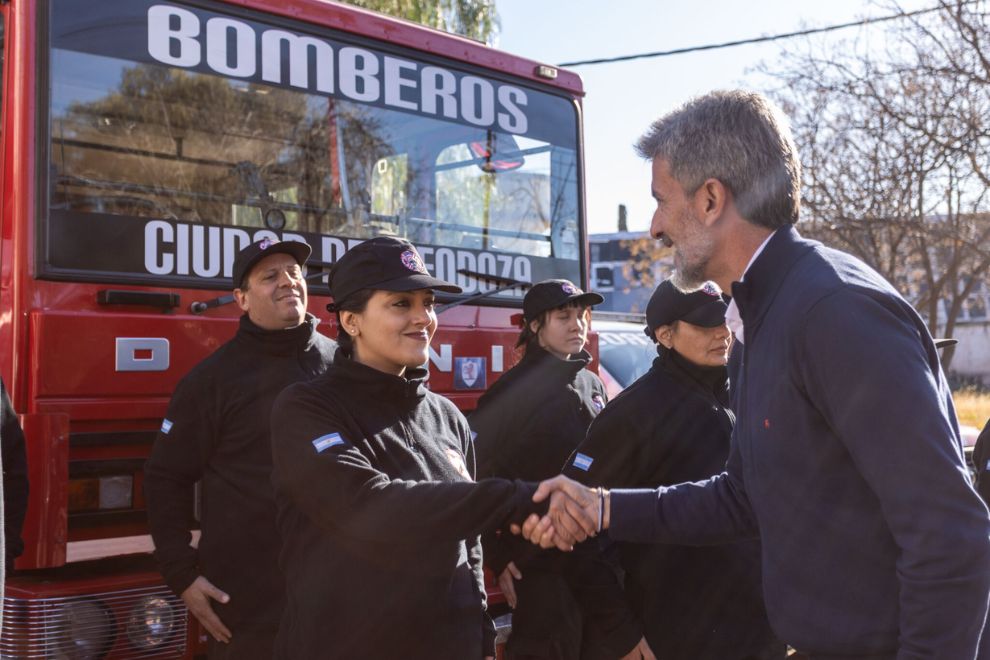  Entregan una autobomba de acción rápida a los Bomberos Voluntarios de Mendoza