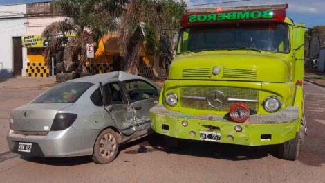 Un móvil de Bomberos chocó contra un auto particular cuando concurría a una emergencia