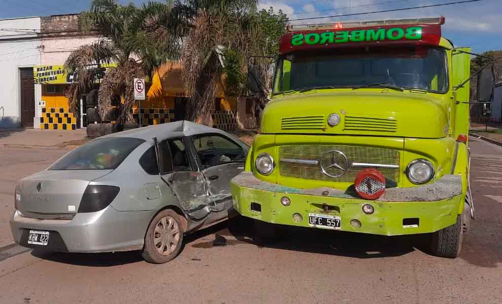 Un móvil de Bomberos chocó contra un auto particular cuando concurría a una emergencia