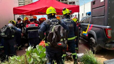 El equipo USAR de Bomberos opera con autonomía logística en el campo de béisbol de La Guaira