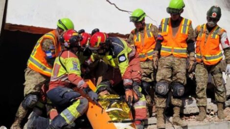 Bomberos de Quito rescatan sobreviviente Venezuela