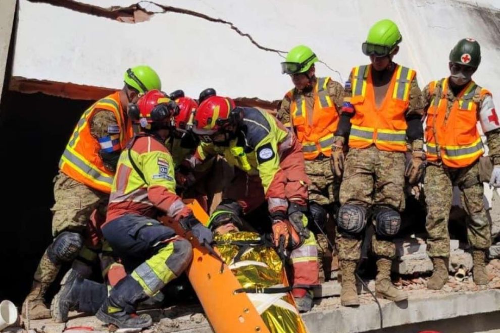 Bomberos de Quito rescatan sobreviviente Venezuela