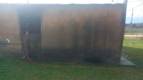 Se incendió la casa de dos bomberos de San Pedro mientras apagaban un incendio