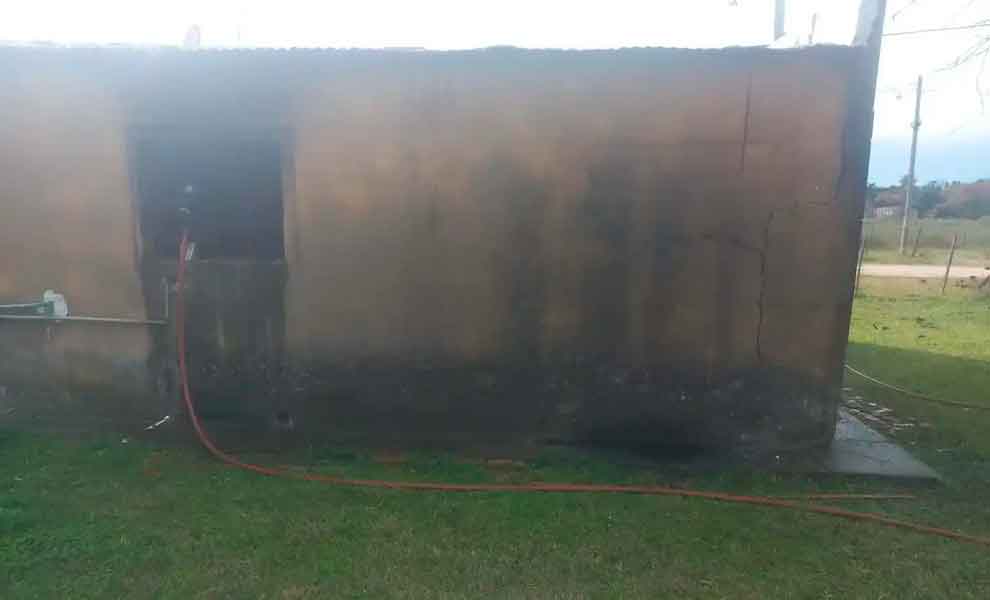 Se incendió la casa de dos bomberos de San Pedro mientras apagaban un incendio