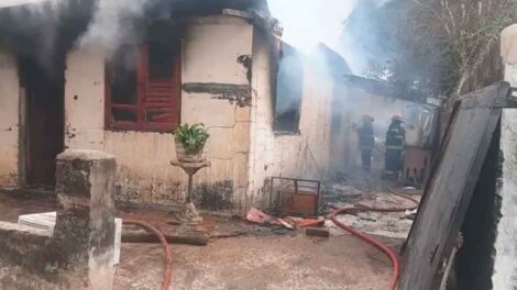 Dos bomberos resultaron heridos al combatir un incendio en Resistencia