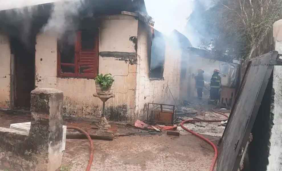 Dos bomberos resultaron heridos al combatir un incendio en Resistencia